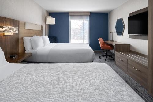 Holiday Inn Express Suites Brattleboro by IHG — Guest room