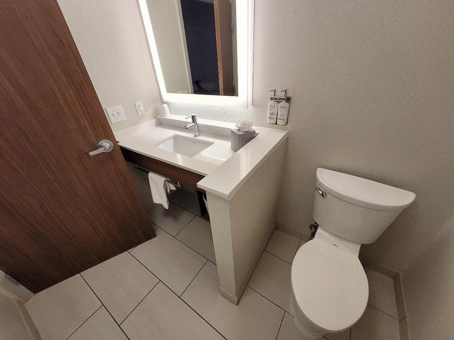 Holiday Inn Express Suites Brunswick By IHG — Bathroom