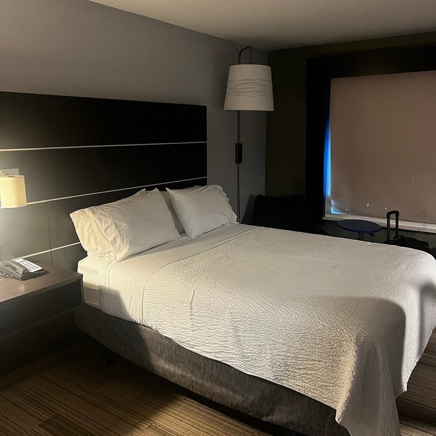 Holiday Inn Express Suites Brunswick By IHG — Guest room