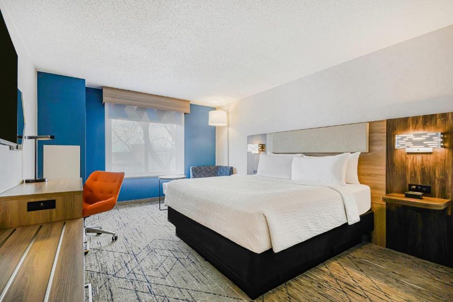 Holiday Inn Express Suites Buffalo airport By IHG — Guest room