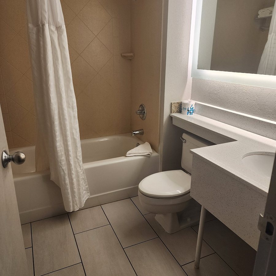 Holiday Inn Express Suites Buffalo By IHG — Bathroom