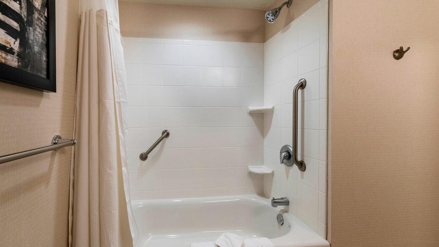 Holiday Inn Express Suites Buford Mall Of Ga — Bathroom