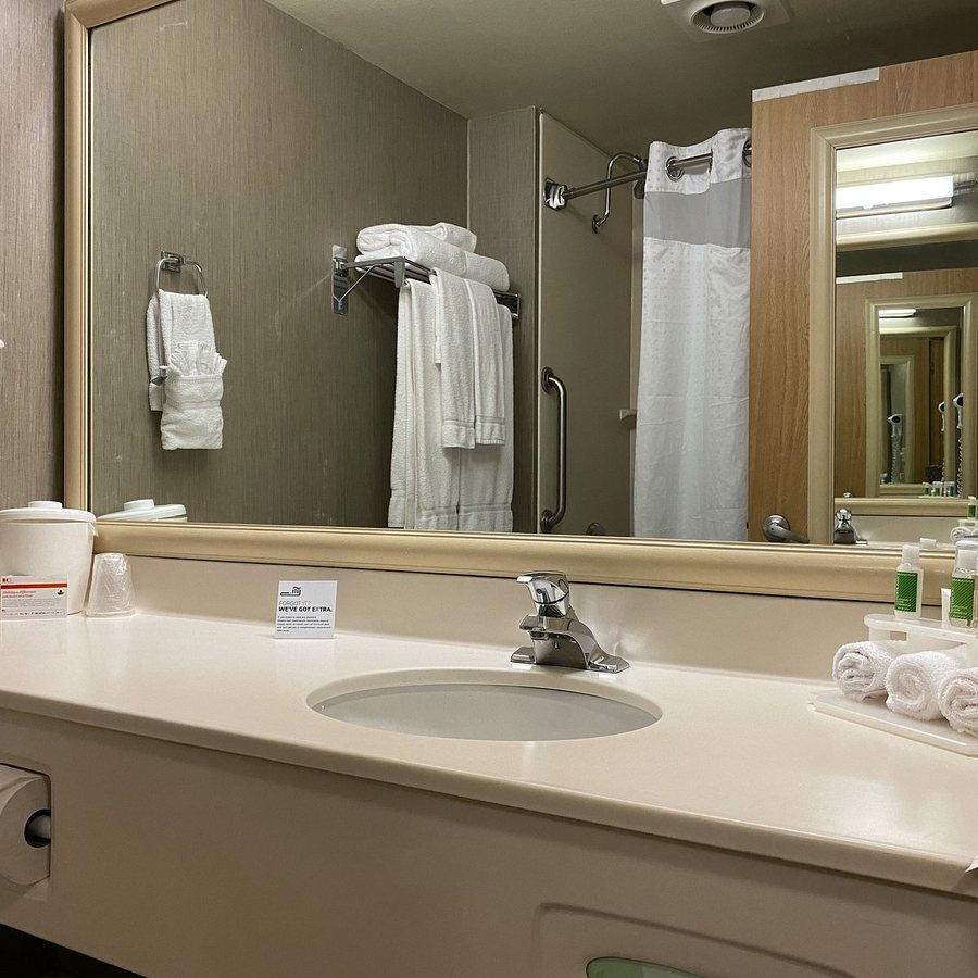 Holiday Inn Express Suites Burlington by IHG — Bathroom