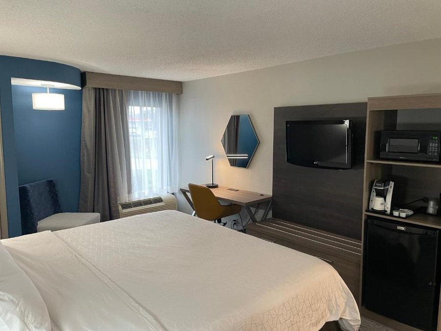 Holiday Inn Express Suites Burlington by IHG — Guest room