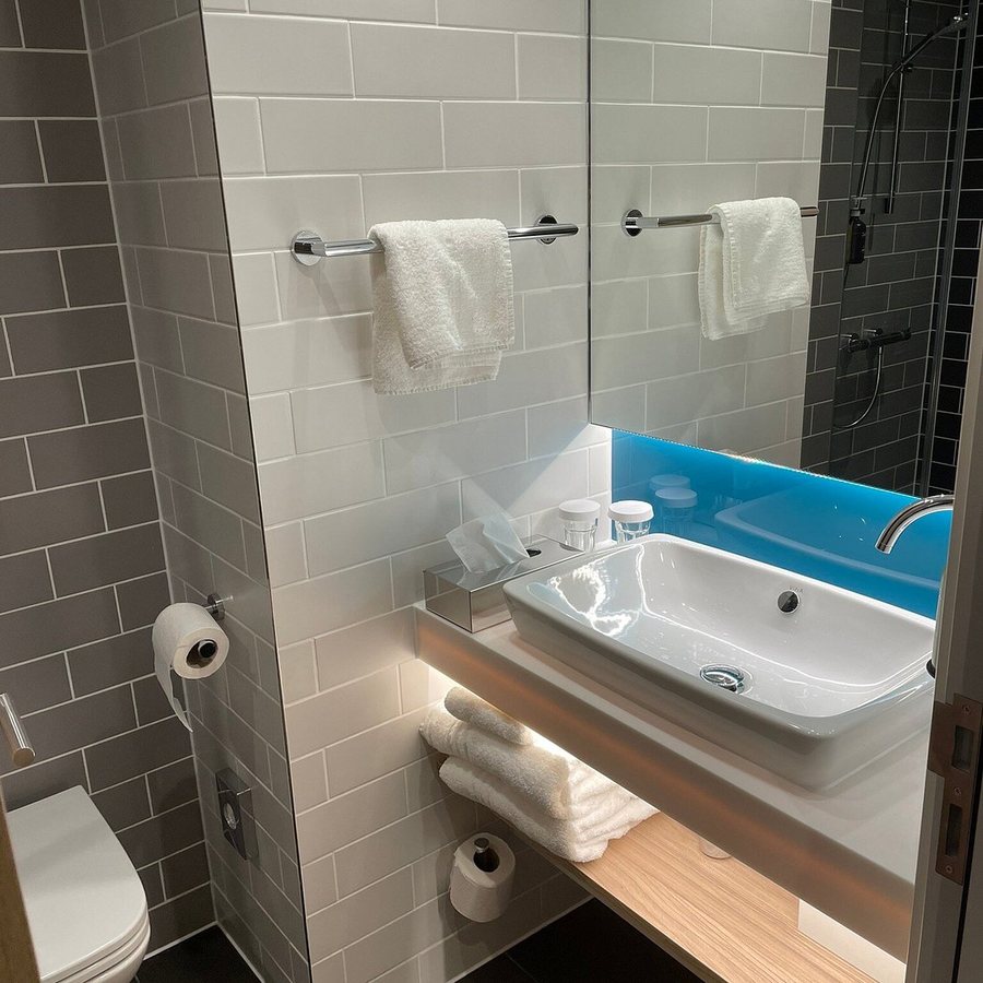 Holiday Inn Express Suites Cambridge By IHG — Bathroom