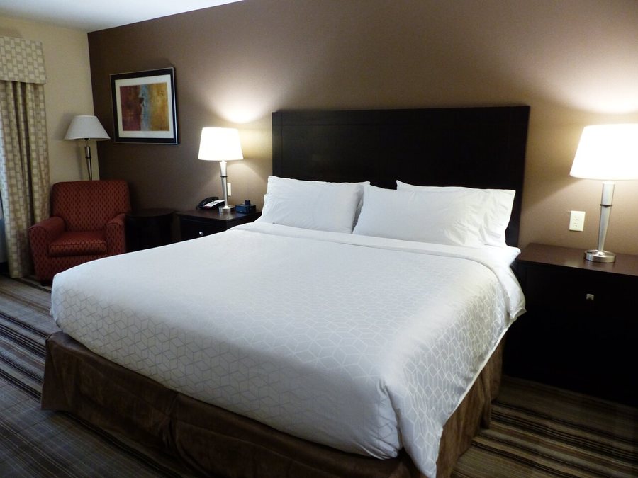 Holiday Inn Express Suites Cambridge By IHG — Guest room