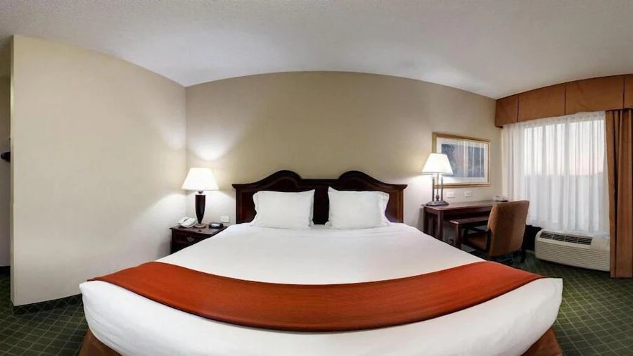 Holiday Inn Express Suites Cape Girardeau I 55 By IHG — Guest room