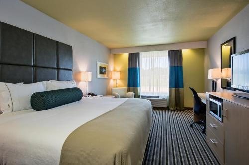 Holiday Inn Express Suites Carlisle Harrisburg Area By IHG — Guest room