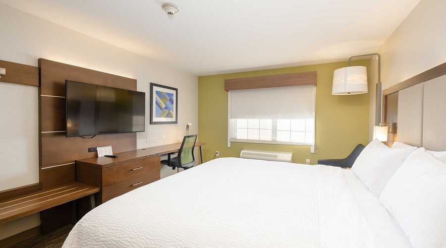 Holiday Inn Express Suites Carlsbad By IHG — Guest room