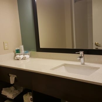 Holiday Inn Express Suites Carmel North Westfield By IHG — Bathroom