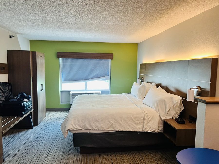 Holiday Inn Express Suites Carrollton West By IHG — Guest room