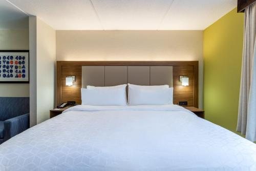 Holiday Inn Express Suites Cedar Falls Waterloo by IHG — Guest room