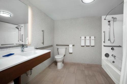 Holiday Inn Express Suites Charleston kanawha City By IHG — Bathroom