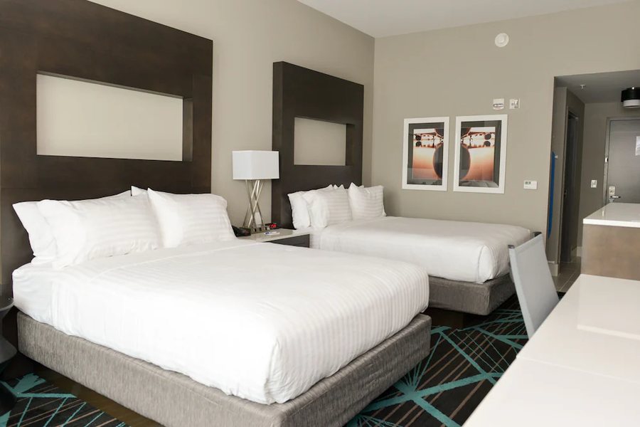 Holiday Inn Express Suites Charlotte Airport By IHG — Guest room