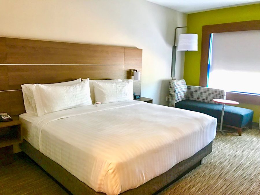 Holiday Inn Express Suites Charlotte North By IHG — Guest room