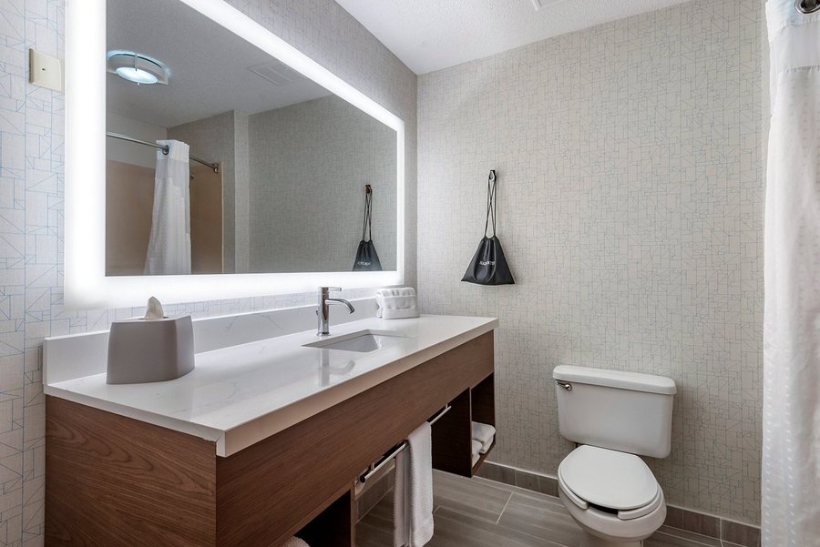 Holiday Inn Express Suites Charlotte Southwest by IHG — Bathroom
