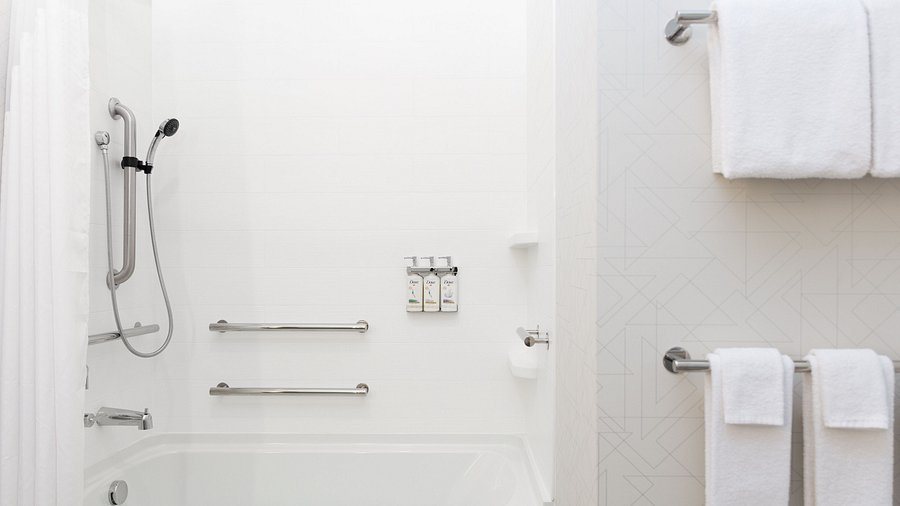 Holiday Inn Express Suites Chatsworth By IHG Los Angeles California — Bathroom
