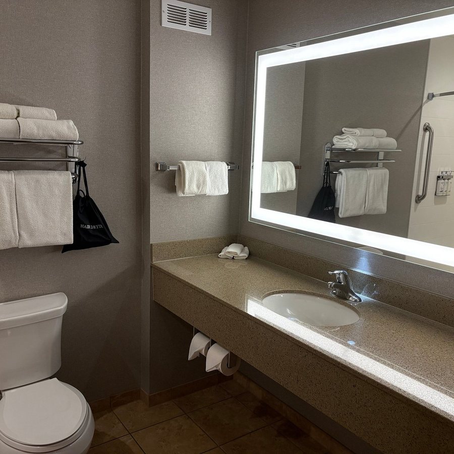 Holiday Inn Express Suites Cheyenne by IHG — Bathroom