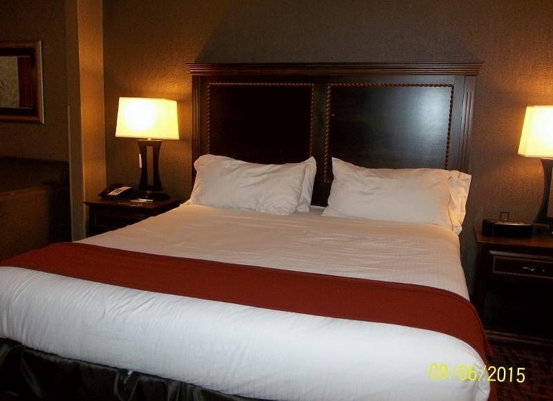 Holiday Inn Express Suites Cheyenne by IHG — Guest room