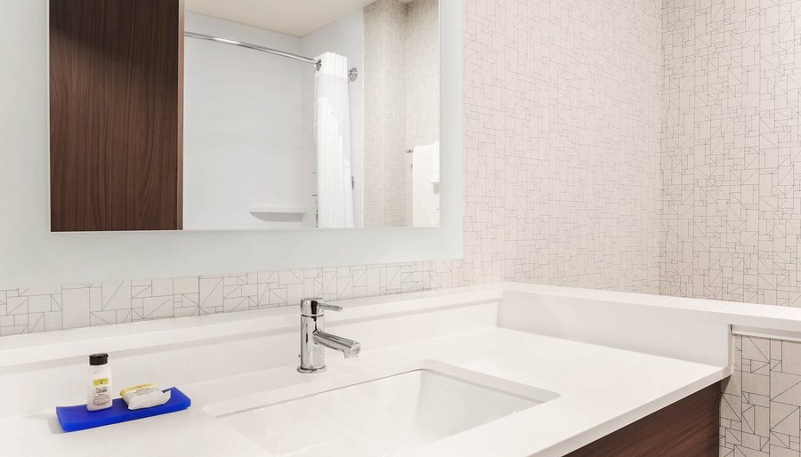 Holiday Inn Express Suites Chicago O hare Airport By IHG — Bathroom