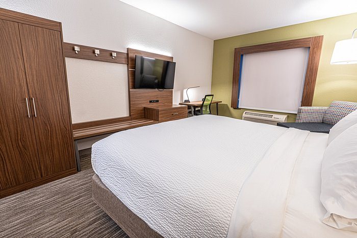Holiday Inn Express Suites Chicago South Lansing By IHG — Guest room