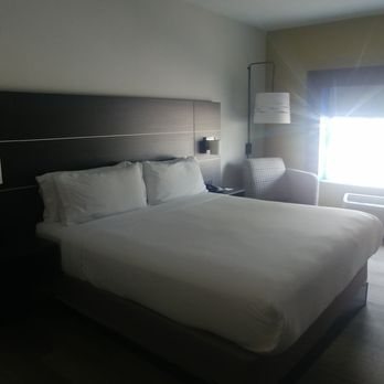 Holiday Inn Express Suites Chicago West St Charles By IHG — Guest room