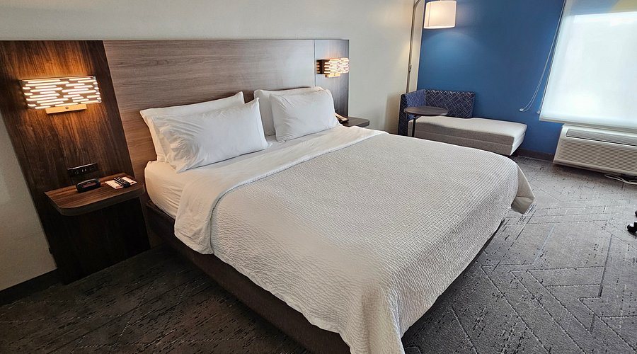Holiday Inn Express Suites Cincinnati Blue Ash by IHG — Guest room