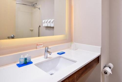 Holiday Inn Express Suites Cincinnati Ne Redbank Road By IHG — Bathroom
