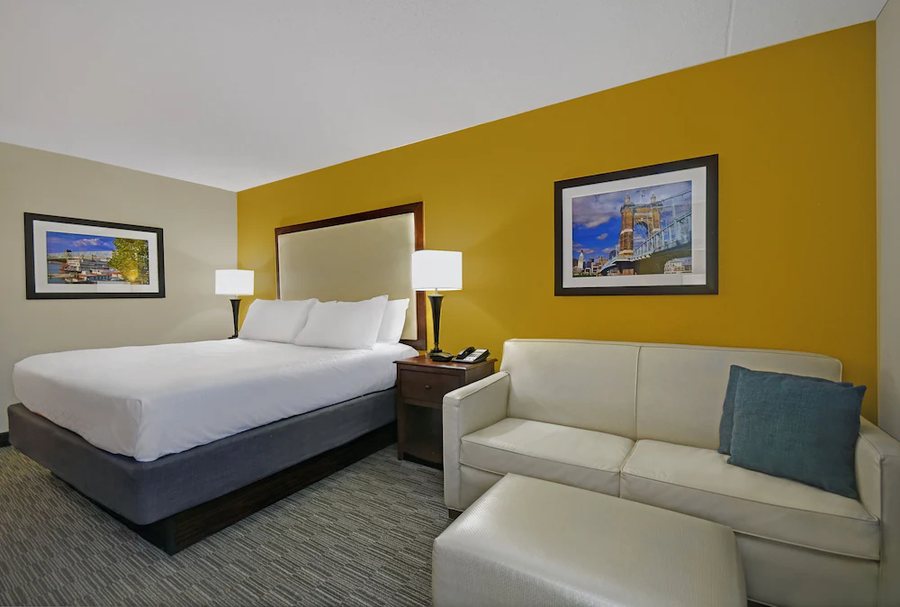 Holiday Inn Express Suites Cincinnati Riverfront By IHG — Guest room