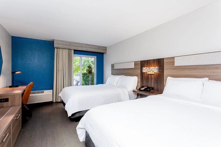 Holiday Inn Express Suites Clearwater Us 19 N by IHG — Guest room