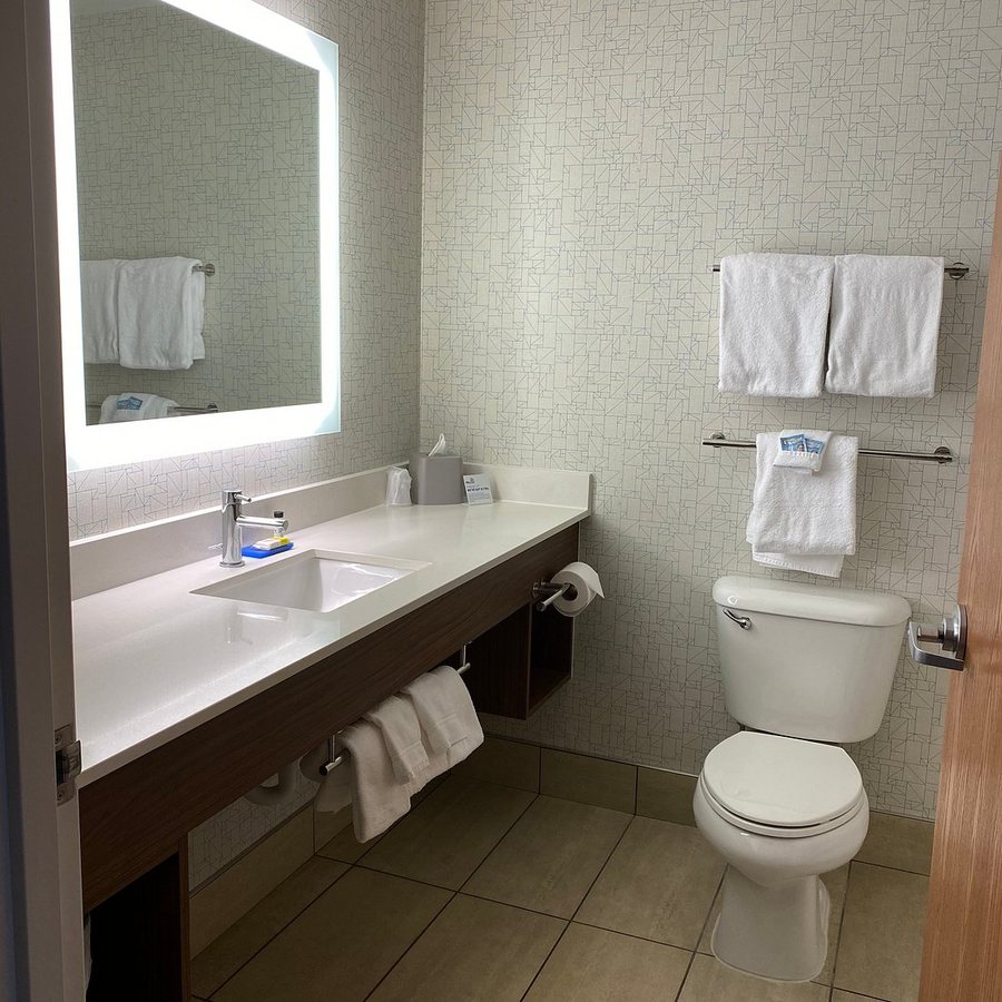 Holiday Inn Express Suites Cleburne By IHG — Bathroom