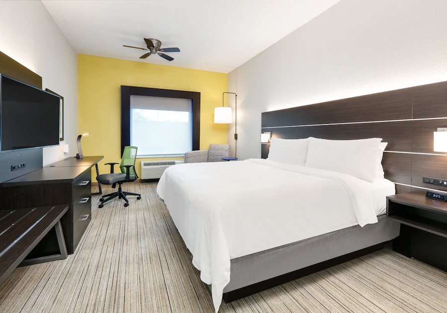 Holiday Inn Express Suites Cleburne By IHG — Guest room