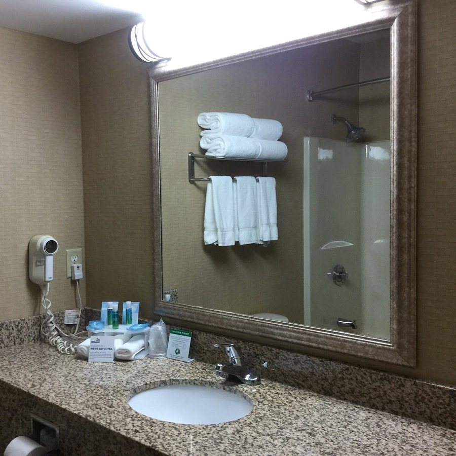 Holiday Inn Express Suites Cleveland Northwest By IHG — Bathroom