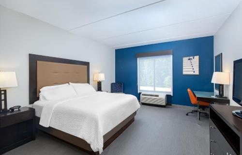 Holiday Inn Express Suites Cleveland Northwest By IHG — Guest room