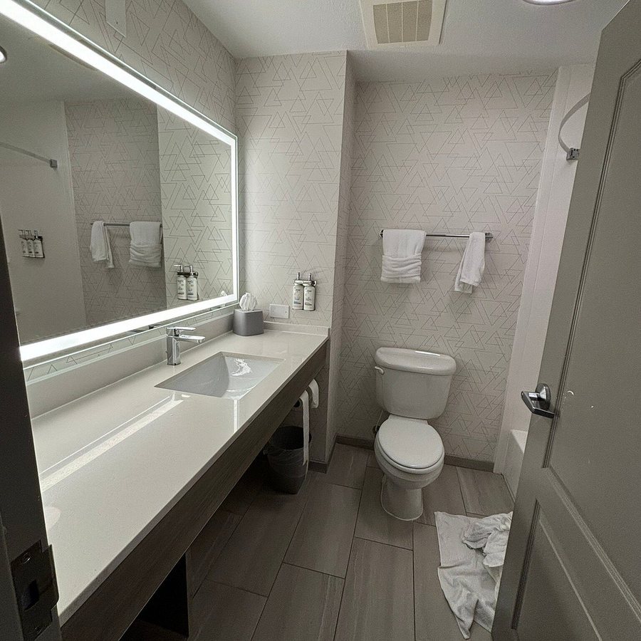Holiday Inn Express Suites Clewiston by IHG — Bathroom