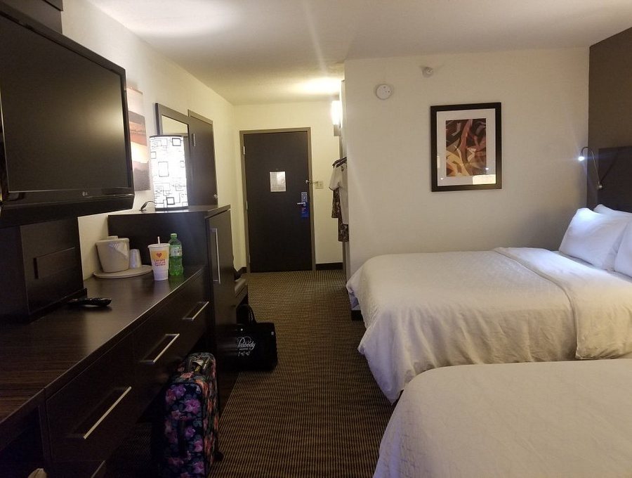 Holiday Inn Express Suites Colby by IHG — Guest room