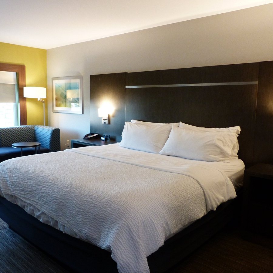 Holiday Inn Express Suites Coldwater By IHG — Guest room