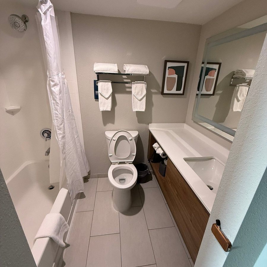 Holiday Inn Express Suites Columbia fort Jackson By IHG — Bathroom