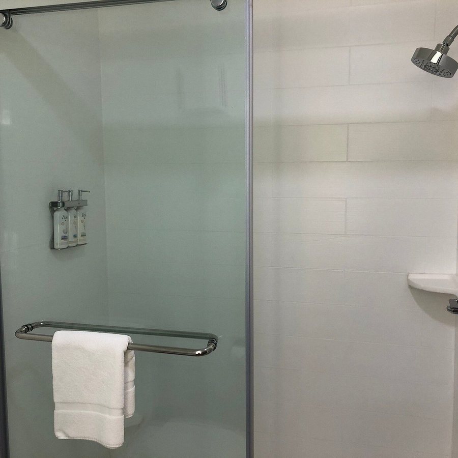 Holiday Inn Express Suites Columbia i 20 Clemson Rd By IHG — Bathroom