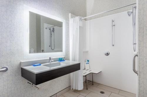 Holiday Inn Express Suites Columbus SW Grove City — Bathroom