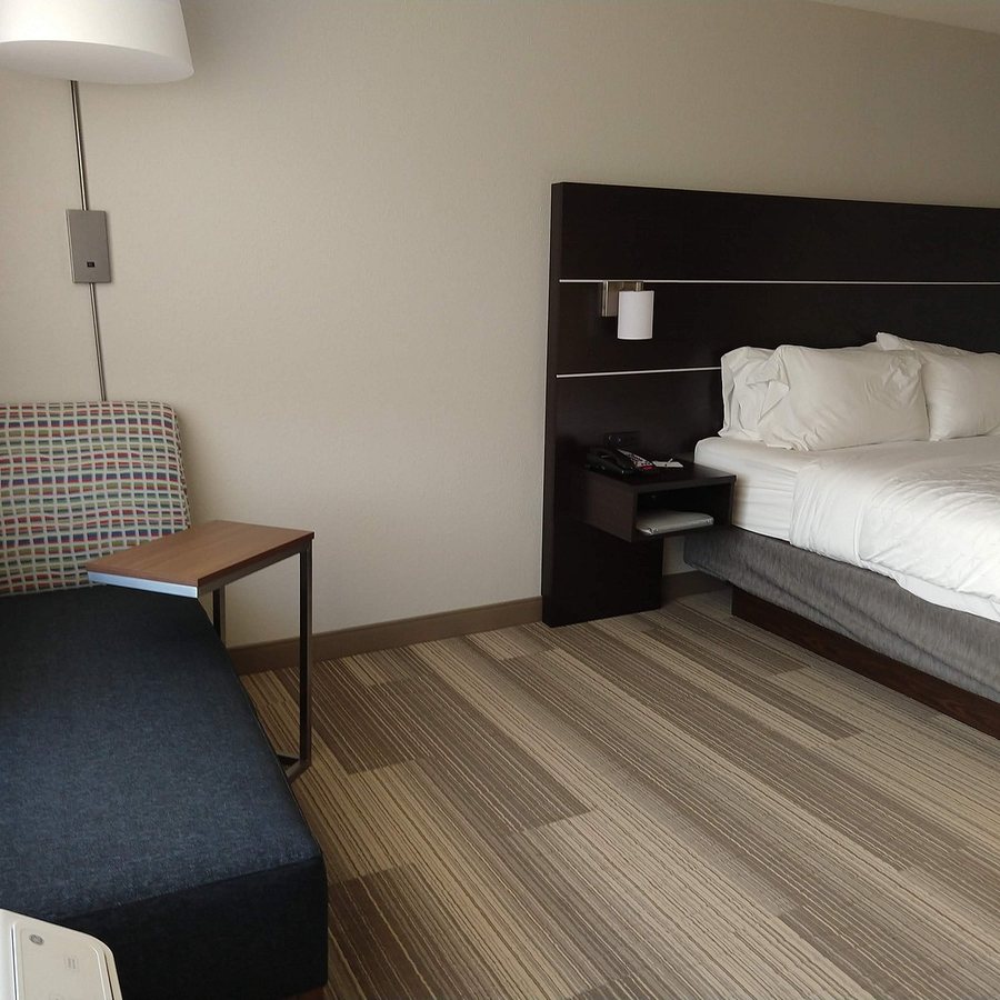 Holiday Inn Express Suites Commerce By IHG — Guest room