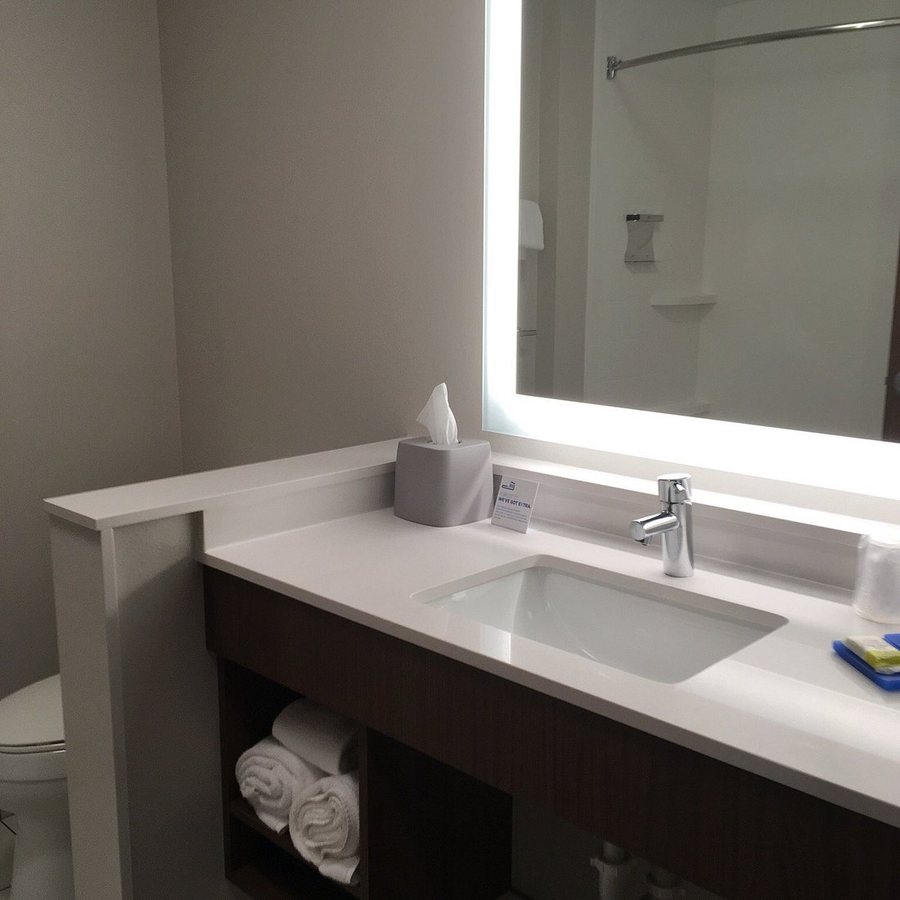 Holiday Inn Express Suites Corbin by IHG — Bathroom