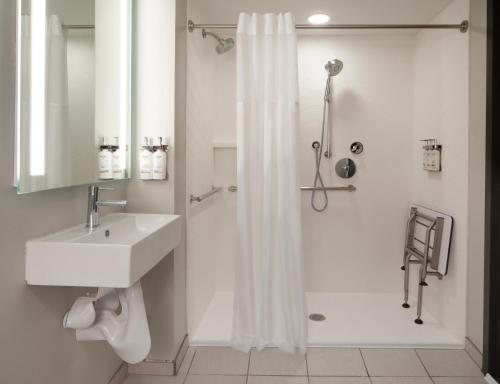 Holiday Inn Express Suites Corpus Christi by IHG — Bathroom