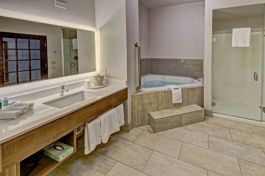 Holiday Inn Express Suites Corsicana I 45 By IHG — Bathroom