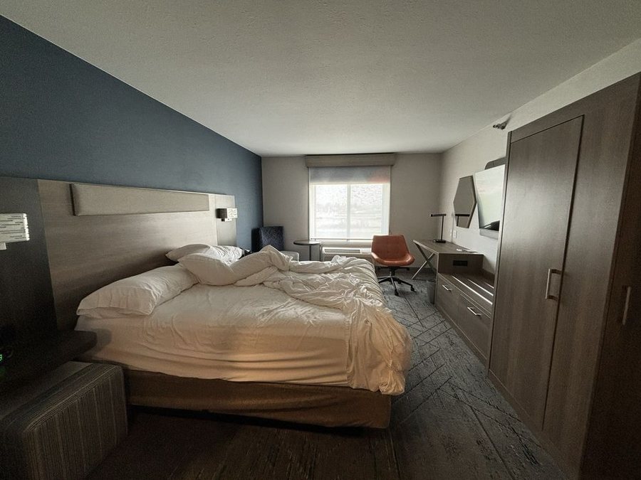 Holiday Inn Express Suites Crawfordsville by IHG — Guest room