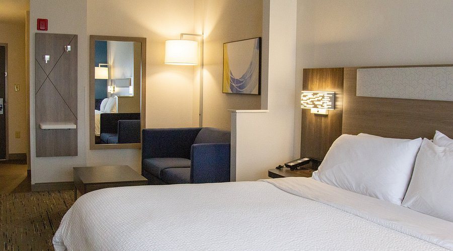 Holiday Inn Express Suites Cullman by IHG — Guest room