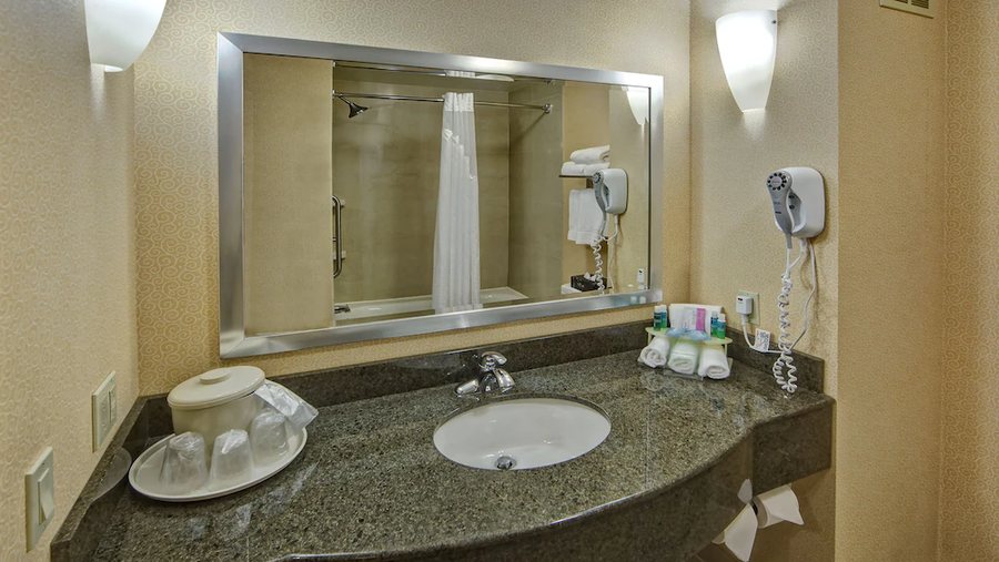 Holiday Inn Express Suites Custer By IHG — Bathroom