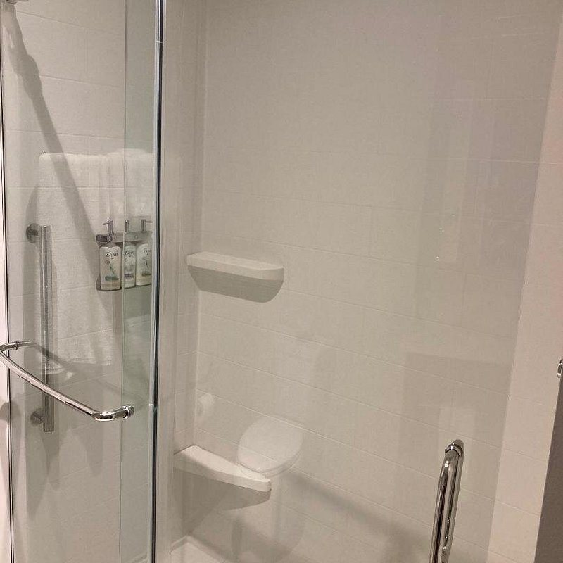 Holiday Inn Express Suites Dahlonega University Area by IHG — Bathroom