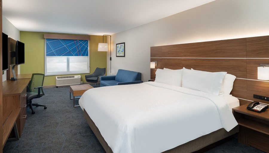 Holiday Inn Express Suites Dahlonega University Area by IHG — Guest room