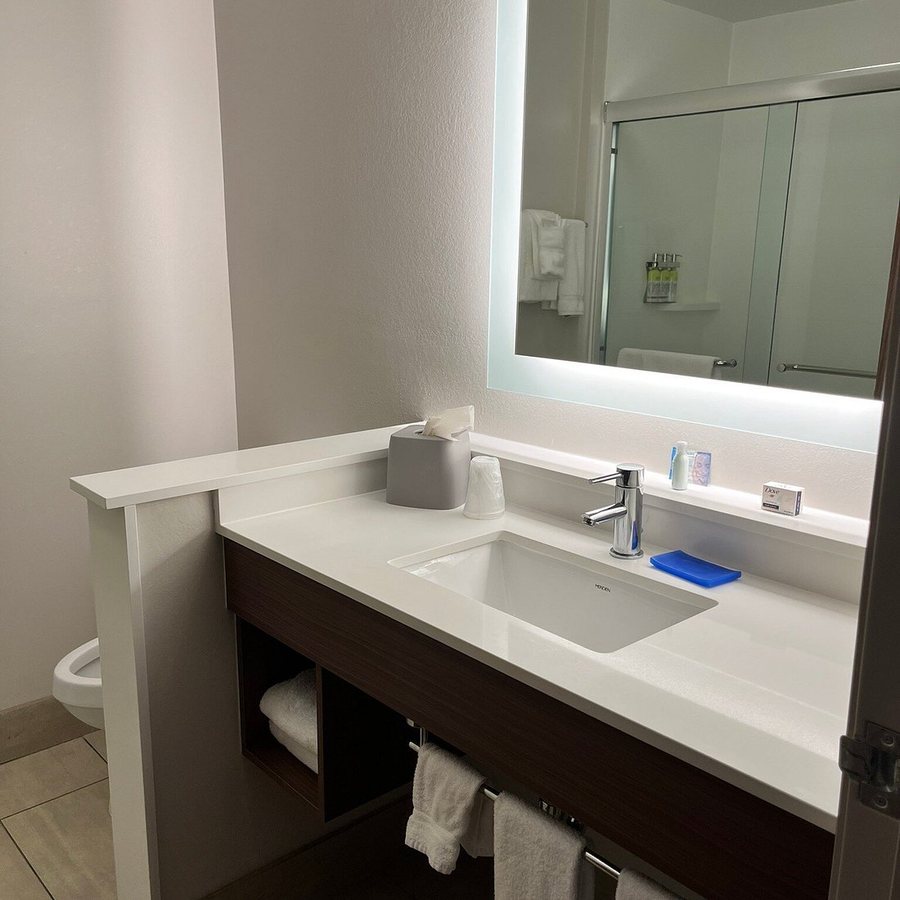 Holiday Inn Express Suites Dalhart By IHG — Bathroom